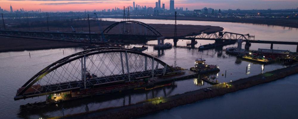 Tre nya brosektioner ska så småningom ersätta den över hundra år gamla Portal Bridge, en viktig förbindelse mellan Newark i New Jersey och New York. Foto: Mammoet