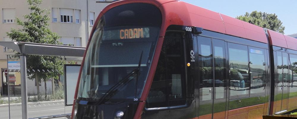 Spårvagn i Luxemburg där markbaserad laddning används i stället för luftledningar. Foto: Mersen