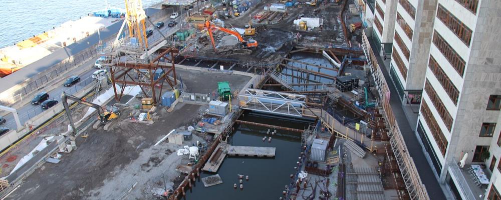 Vy österut från Katarinahissen september 2025. Foto: Sollentuna/Wikimedia Commons / https://commons.wikimedia.org/wiki/File:Slussen_2025-09-27_d.jpg