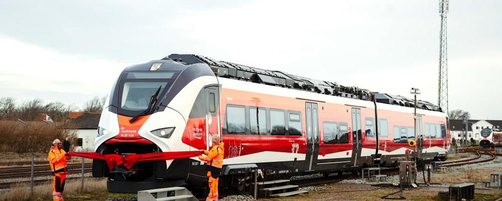 Enligt Siemens Mobility möjliggör detta drift utan koldioxidutsläpp under körning och med lägre ljudnivå än dieseltåg. Samtidigt är räckvidden begränsad, vilket gör systemen beroende av noggrant planerad trafik och tillgång till laddning. För regioner med längre avstånd eller tätare trafik kan lösningen därför få praktiska begränsningar. Foto: Siemens Mobility