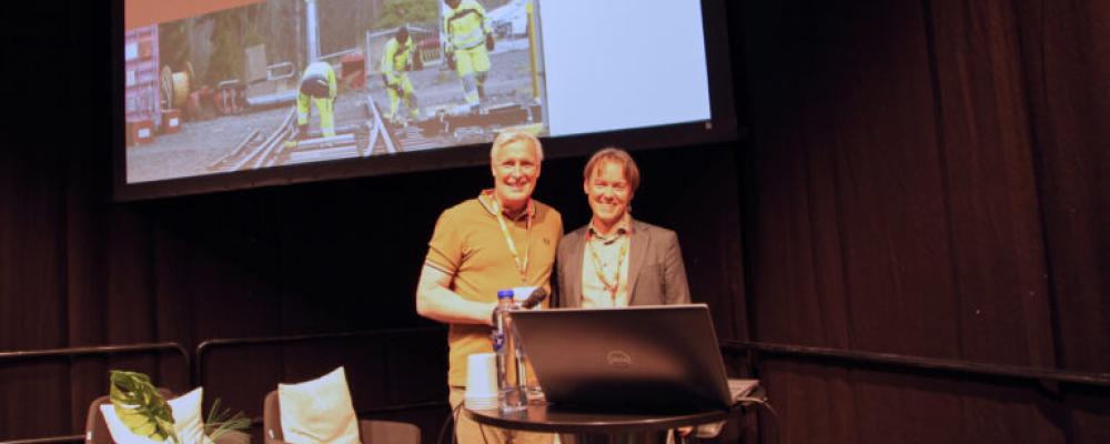 Matz Magnusson, verksamhetsledare på Nordic Infracenter välkomnade Dan Olofsson till Nordic Infracenters föreläsningar på Train & Rail. Foto: Nordic Infracenter