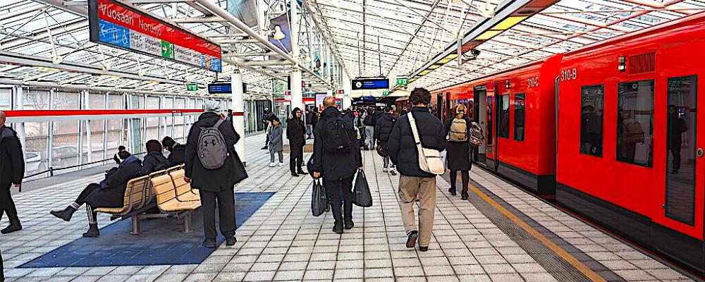 Nordsjö metrostation. Nordsjö är en snabbt växande stadsdel och ett viktigt bostads- och arbetsområde i Helsingfors. Metroförbindelsen är avgörande för de omkring 40 000 invånare som bor i stadsdelen, och även för dem som pendlar från närliggande områden. Foto: Wkipedia Commons Lic. Kredit: JIP