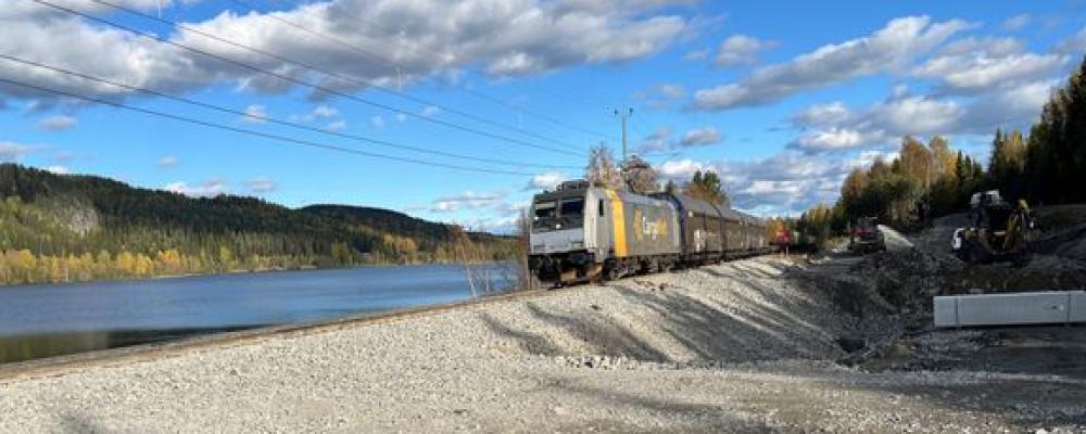 Första tåget passerar Skorped efter urspårningen och återställningsarbetet Foto: Johan Zakrisson, Trafikverket