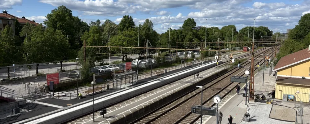 Ny plattform på västra sidan om spåren. Persontågen stannar nu på spår 1 (på östra sidan om järnvägen) och spår 30 (på västra sidan om järnvägen), medan godstågen fortsatt går på spår 2 (mittenspåret) och spår 1 (det östra spåret). Foto: Trafikverket