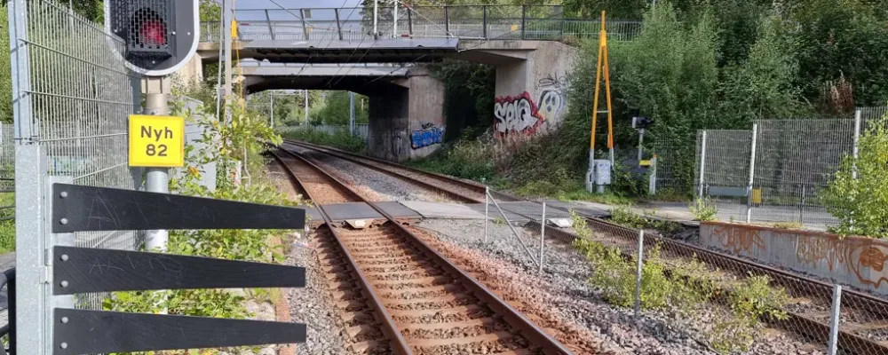 Trafikverket planerar åtgärder vid Nynäsgårds station för att förbättra säkerheten längs Nynäsbanan. Bakgrunden är återkommande problem med personer som tar sig över spåren trots nedfällda bommar. Foto: Trafikverket