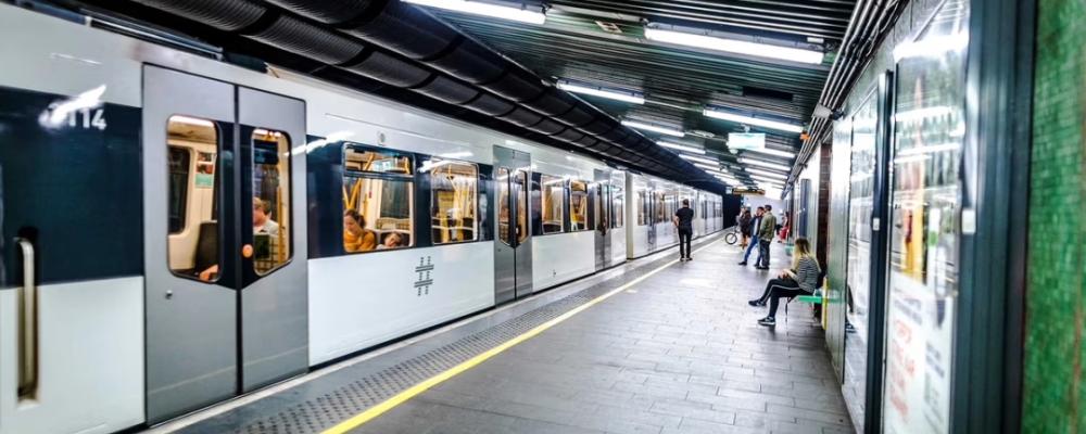 Eftersom Majorstuen är en central knutpunkt där samtliga tunnelbanelinjer möts, har arbetet planerats in i minsta detalj. För att minimera påverkan erbjuder Sporveien alternativa resvägar – bland annat genom att använda 87 nya, rymliga låggolvsspårvagnar som trafikerar sträckor mellan Majorstuen och stadskärnan. Foto: Semcom