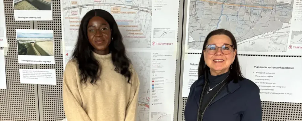 Camilla Hedenstedt, projektledare, och Fatou Jarjou, processledare vattenverksamhet, berättade om sitt arbete med delsträckan Bäckeby-Linghem. Foto: Trafikverket