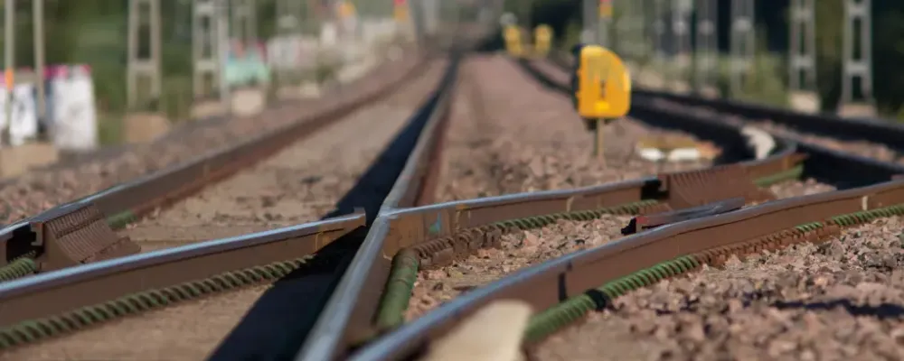 För att hålla kostnaderna nere föreslås nu att järnvägsspåren istället läggs på marken. Foto: Trafikverket