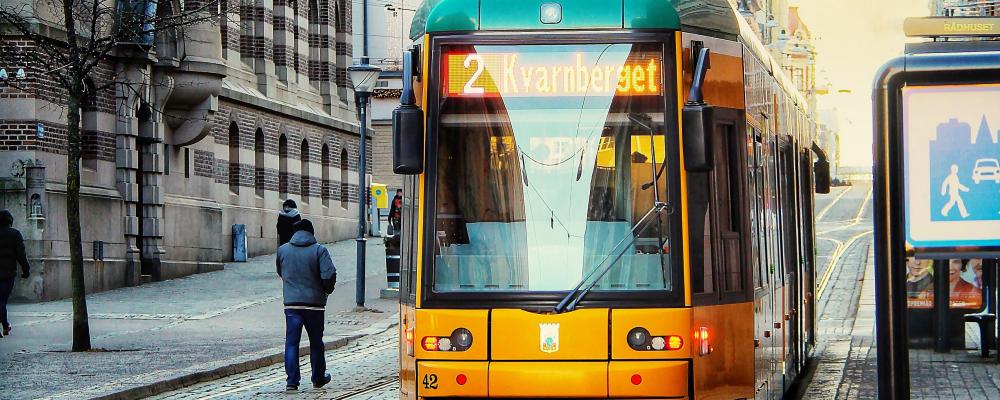 Spårvagn på linje 2 rullar genom Norrköping. Foto: malin strandvall/Unsplash