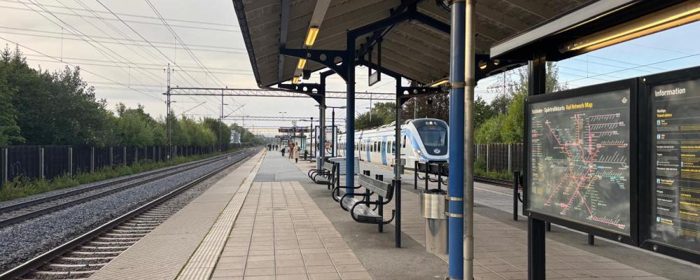 Häggviks station i sydlig riktning i augusti 2025. Foto: Stina Wickenberg