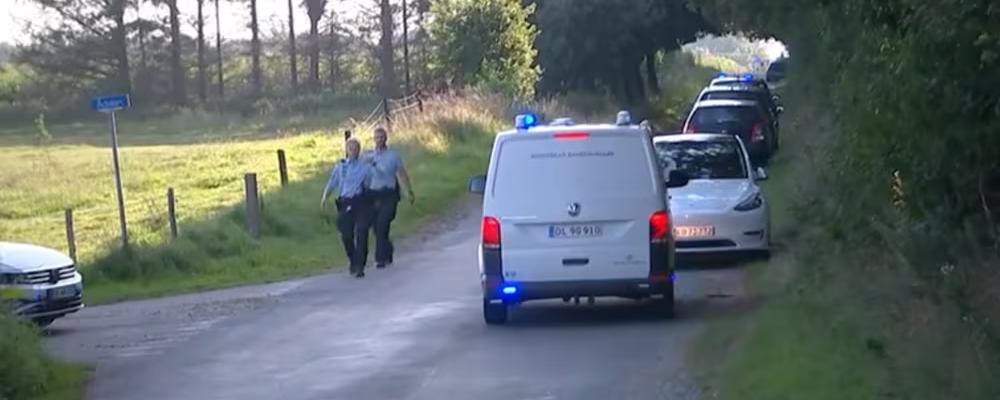 Poliser skyndar till ett tåg som har spårat ur mellan Tinglev och Kliplev på Jylland i Danmark på grund av en kollision. Foto: DR