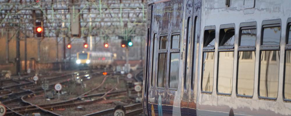 Regeringen genomför en pilotverksamhet med en ny form av yrkesutbildning inom bristyrken för vuxna på gymnasial nivå. Foto: Sam B /UNsplash