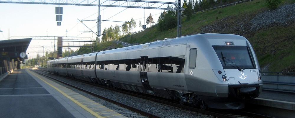 Bilden visar dagens X55-tåg som ska ersättas av nya tåg till 2030. Bild: X55-tåg i Örnsköldsvik. Foto: Petey21/Wikimedia Commons/https://commons.wikimedia.org/wiki/File:Regina_X55_in_%C3%96rnsk%C3%B6ldsvik.jpg