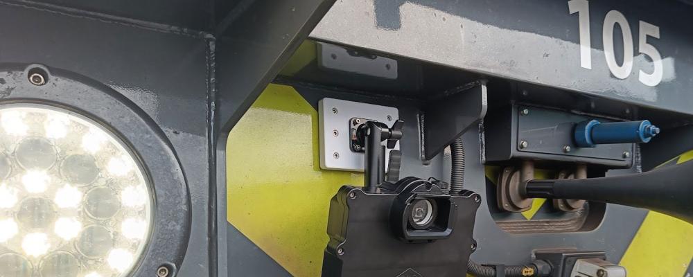 En monterad sensor på ett järnvägsfordon. Foto: RMD