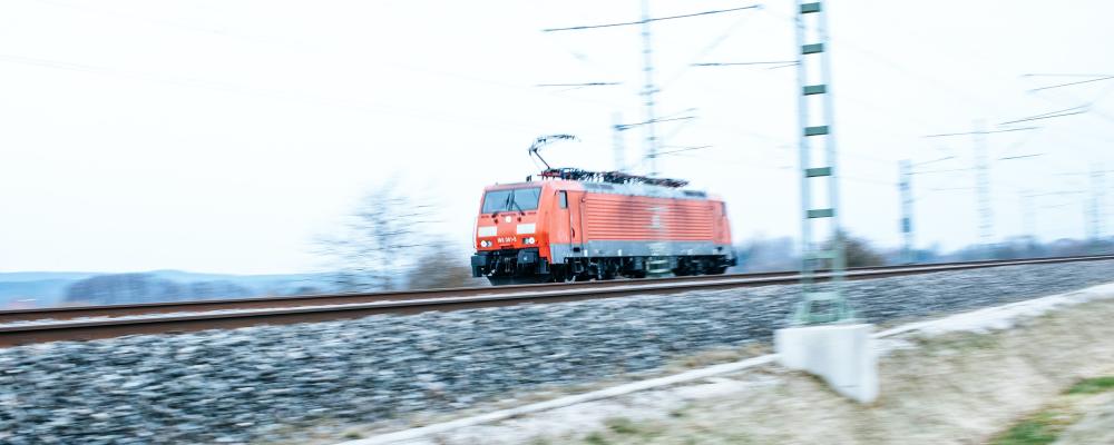 Enheterna skall installeras i lok runt om i Sverige och kontinuerligt sända precisions- och positionsdata till Trafikverkets interna system.  Foto: markus spiske/UNsplash