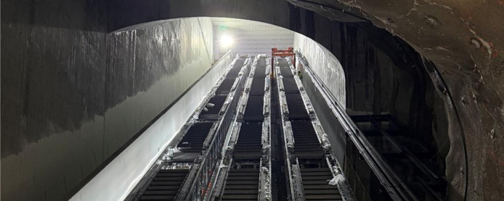 De tre första rulltrapporna i hela nya tunnelbanan – på plats i Blå linjen till Barkarby. Bild: Region Stockholm.