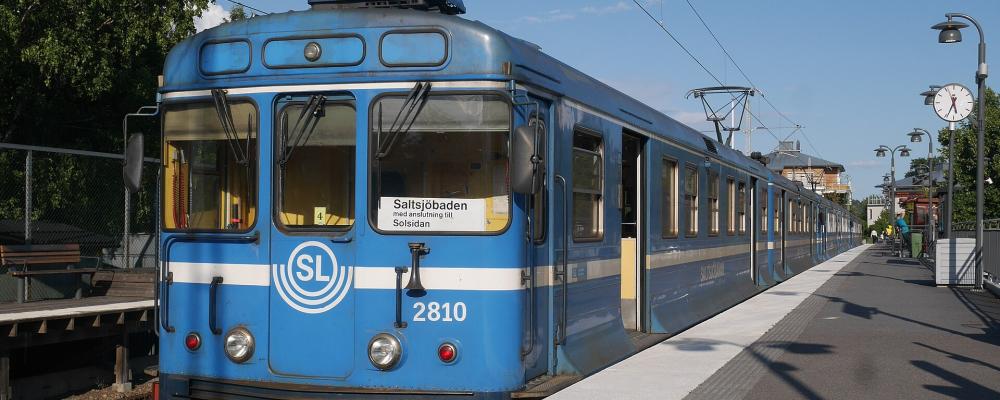Ett tåg på Saltsjöbanans linje 25 från Stockholm-Henriksdal har anlänt till Saltsjöbaden station. Foto: Metrophil/Wikimedia Commons/https://commons.wikimedia.org/wiki/File:Saltsj%C3%B6banan_at_Saltsj%C3%B6baden_station.jpg