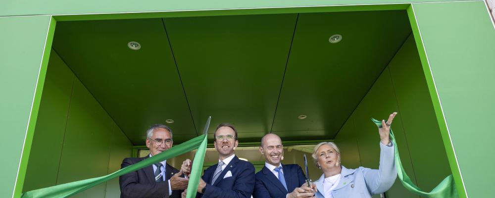 Vosslohs nya växelfabrik på Sannahed invigdes Roberto Maiorana, generaldirektör Trafikverket, Andreas Carlson, infrastruktur- och bostadsminister, Oliver Schuster, vd Vossloh och Camilla Helgesson, Sverigechef Vossloh. FOTO: Vossloh/Kasper Dudzik