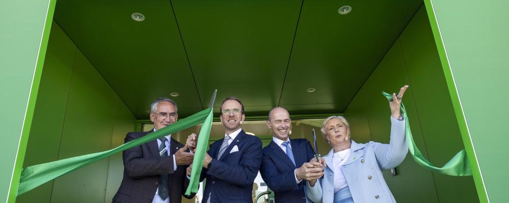 Vosslohs nya växelfabrik på Sannahed invigdes Roberto Maiorana, generaldirektör Trafikverket, Andreas Carlson, infrastruktur- och bostadsminister, Oliver Schuster, vd Vossloh och Camilla Helgesson, Sverigechef Vossloh. FOTO: Vossloh/Kasper Dudzik
