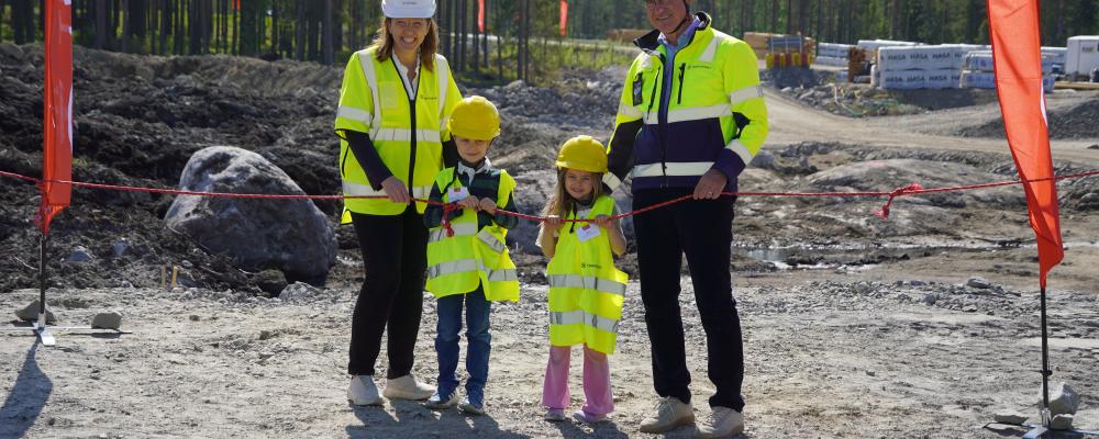 Vid byggstartseventet i Sävar knöt Trafikverkets generaldirektör Roberto Maiorana och regionaldirektör Helena Eriksson samman band tillsammans med framtidens resenärer.  Foto: Trafikverket