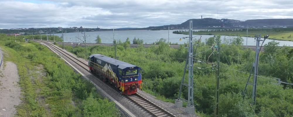 Diesellok på Malmbanan vid spårtriangeln Peuravaara driftplats nära Kiruna. I bakgrunden syns sjön Luossajärvi. Foto: Leif Jørgensen/Wikimedia Commons/https://commons.wikimedia.org/wiki/File:Peuravaara_driftplats_05.JPG