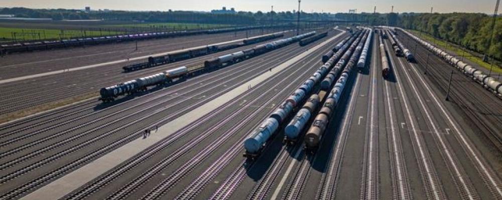 Kijfhoek täcker 50 hektar och rymmer 14 ankomstspår, 41 klassificeringsspår och 12 uppställningsspår. där hanteras dagligen en stor del av det europeiska godset som passerar via Rotterdam, en av världens största hamnar. Moderniseringen innebär att bangården nu styrs av Siemens Trackguard Cargo MSR32-system, som omfattar fullständig automationslösning för rangerbangårdar. Bild: Siemens Mobility