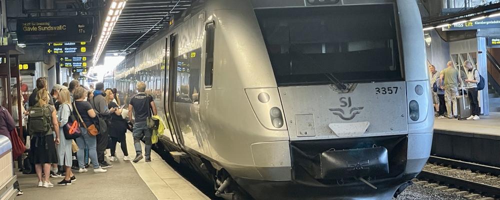 Nästan var femte uppger att SJ ansvarar för stationshus och perronger. En lika stor andel anser att bolaget även ansvarar för planeringen av banarbeten, trots att inget av dessa områden ingår i uppdraget. Foto: Stina Wickenberg