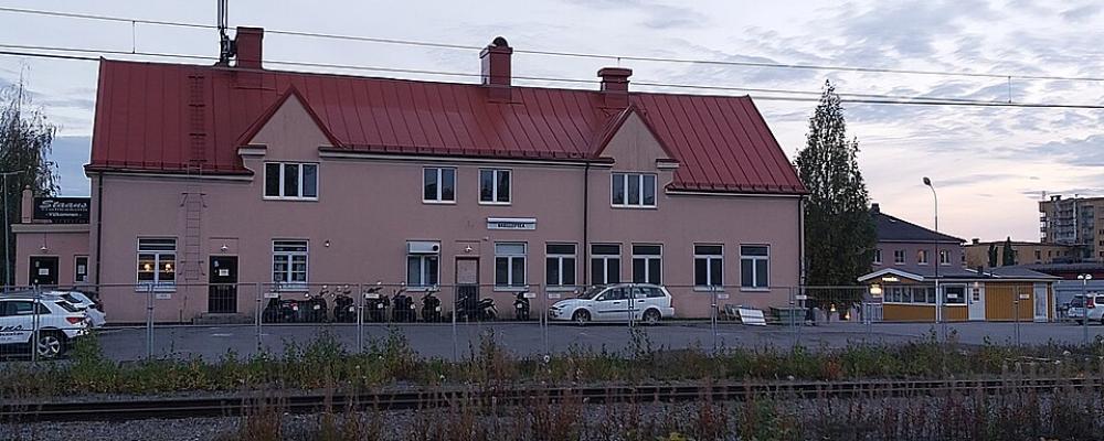 Skellefteå station sedd från Norrböle 2022. Foto: Per Westerlund/Wikimedia Commons / https://commons.wikimedia.org/wiki/File:Skellefte%C3%A5_station_20220921_184207.jpg