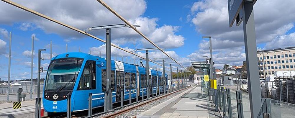 Tvärbanan av modell A35, vagnsnummer 462 vid Bromma flygplats. Foto: SL/ Wikimedia Commons / https://commons.wikimedia.org/wiki/File:SL,_Tv%C3%A4rbanan,_Bromma_airport_-_20250426_-_15.jpg