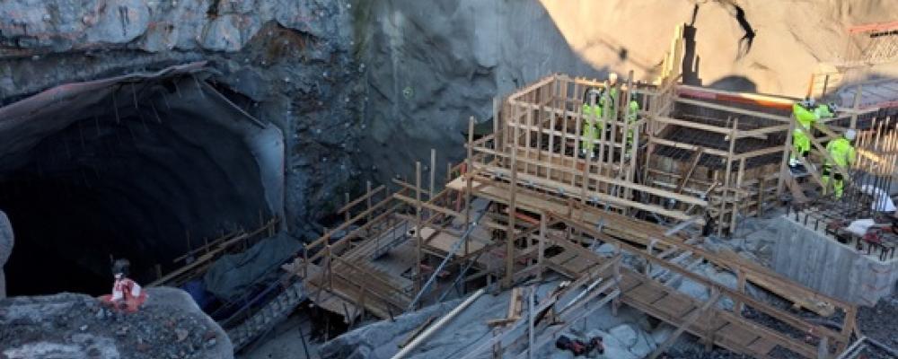 Vid Dalvägen och Hagalund pågår anläggningen av den nya stationen Arenastaden, där både underjordiska och ovanjordiska arbeten nu intensifieras. Foto: Region Stockholm