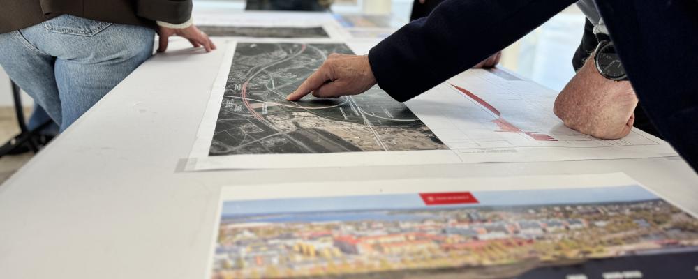 Redan vid öppningstid strömmade besökare in, nyfikna på att fördjupa sig i förslaget och få svar på sina frågor. Foto: Piteå kommun