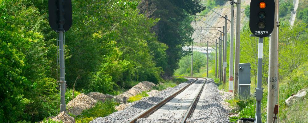 Järnvägssträcka med enkelspår. Foto: Adem Percem/Unsplash