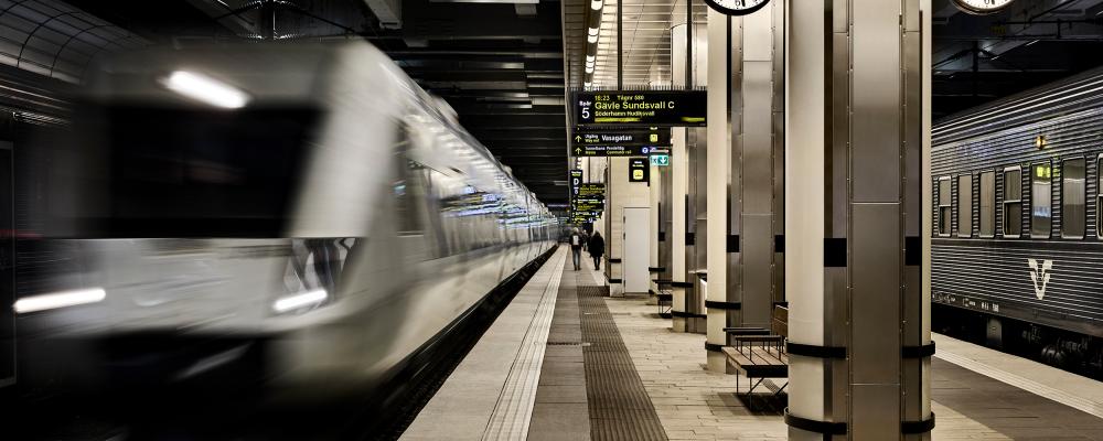 Plattformsmiljöerna har fått en integrerad takbelysning som skapar större trivsel och tillgänglighet på Stockholms centralstation. Foto: Måns Berg