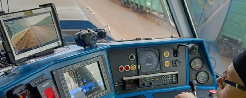 Förarhytt i godståg utrustad med digitala övervaknings- och kamerasystem, exempel på teknik som används för att minska risker och förebygga skador i järnvägstrafiken. Arkivbild: Railway Metrics and Dynamics
