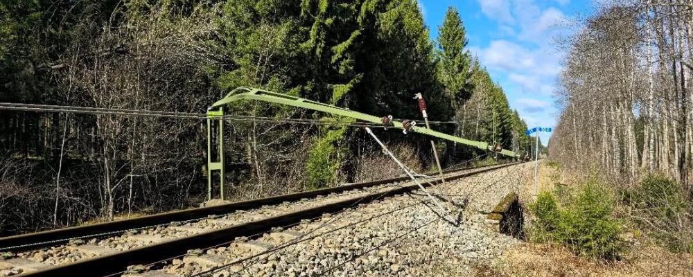 Skadad kontaktledningsstolpe mellan Herrljunga-Borås. Foto: Trafikverk