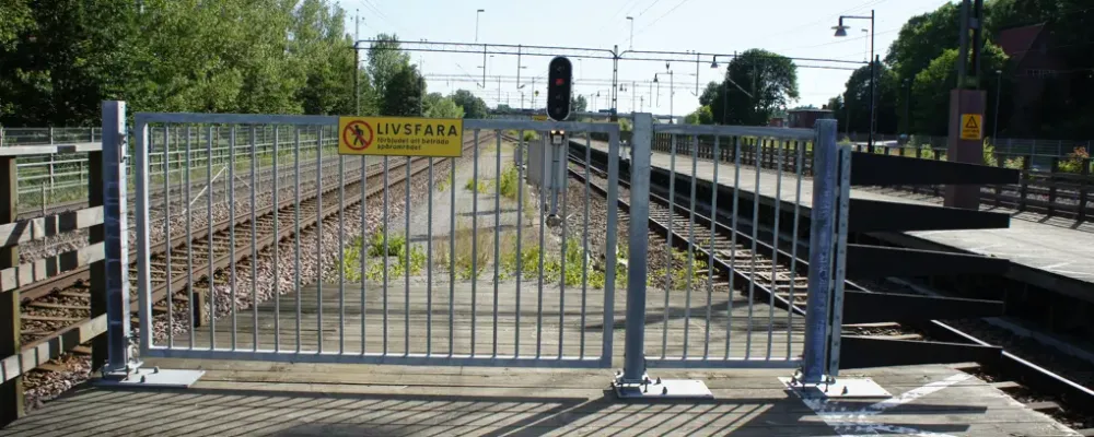 Plattformsgrindar och förstärkt plattformsavslut i Upplands Väsby.
Foto: Trafikverket