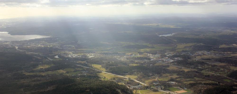 Flygvy över Lerum i  Västra Götaland 2017. Foto: Andrzej Otrębski/Wikipedia Commins/https://commons.wikimedia.org/wiki/File:Lerum_aerial.jpg