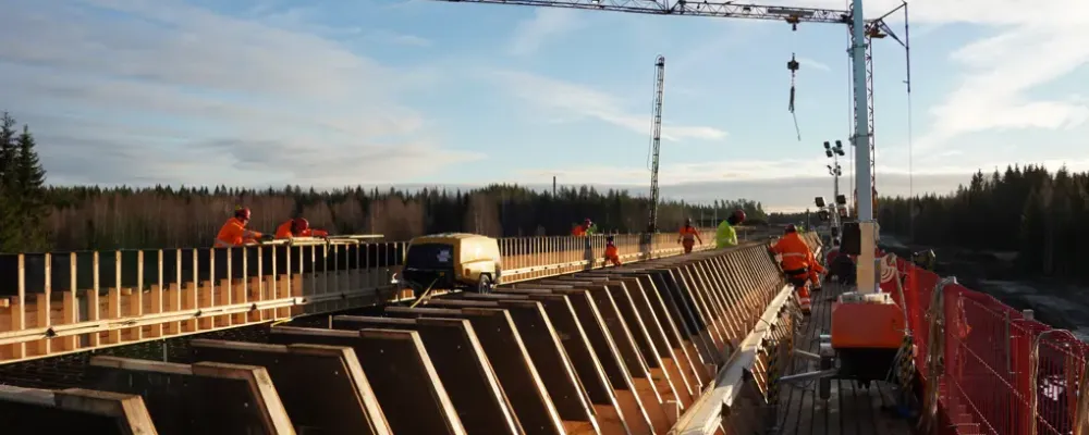 Bilden är från ett av Norrbotniabanans tidigare brobygge på sträckan mellan Umeå och Dåva. Foto: Trafikverket