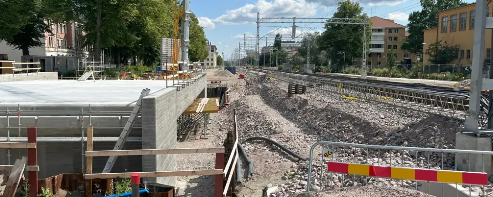 Plankorsningarna med järnvägen byggs om till planskilda korsningar där gatorna läggs i tunnel under järnvägen. Foto: Trafikverket