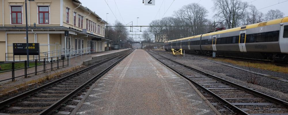 Perrong och spår, Vänersborgs järnvägsstation 2017. Foto: Johan Jönsson (Julle)/Wikimedia Commons/https://commons.wikimedia.org/wiki/File:Sp%C3%A5r_och_perronger,_stationen_i_V%C3%A4nersborg.jpg