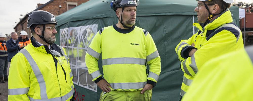 Infrastruktur- och bostadsminister Andreas Carlsson (till höger) i samspråk med Bertrand Gryspeert (till vänster) som är vd för Vossloh i Sverige och Fredrik Johansson (mitten) som är projektledare för Prefab och installation på Vossloh.
FOTO: Kasper Dudzik