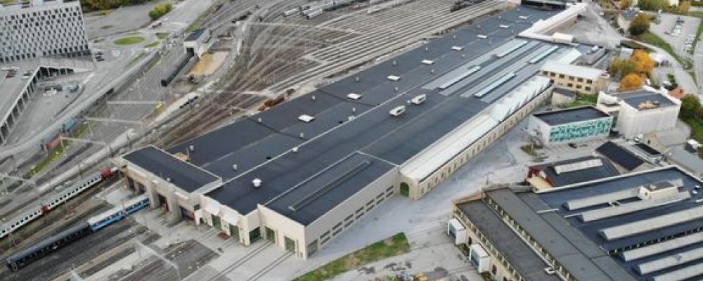 Verkstadsspåret som Mälardalstrafik hyr ligger i den nyrenoverade Gamla vagnhallen i Hagalunds depå norr om Stockholm. Illustration: Tengbom
