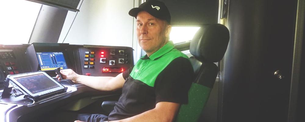 Finländska lokföraren Kari Kemppainen, 48, är lokförare från Kajana. Han kör både passagerar- och godståg för VR-Yhtymä med utgångspunkt från Kajana och Kontiomäki. Innan han började arbeta inom järnvägen var Kemppainen anställd på UPM:s pappersbruk, men valde senare att söka till utbildningen för lokförare. Foto: Väylä. Transportministeriet i Finland.
