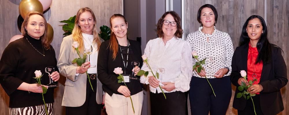Vinnarna av Women in Rail Awards 2026: R&I in Railway Award – Sara Ålbrink, Försvarsmakten Mentoring and Leadership Award – Patrizia Wallén, Trafikverket, mottogs av Camilla Granholm Next generation in Rail Award – Femhoppet, mottogs av Annette Wolff Women Empowerment Award – SJ, mottogs av Monica Höglind Visibility & Representation Award – Järnvägskvinnor, mottogs av Mia Magnusson och Elina Kabir Foto: Tågföretagen