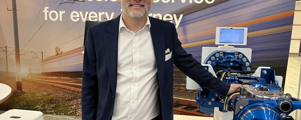 På järnvägsmässan Train & Rail berättade Ulf Hambeck, Europachef för Voiths järnvägsdivision, hur digitala automatkoppel kan minska den "luft" som i dag finns i järnvägssystemet – alltså den kapacitetsförlust som uppstår när analoga godståg inte kan kommunicera med övriga tåg.