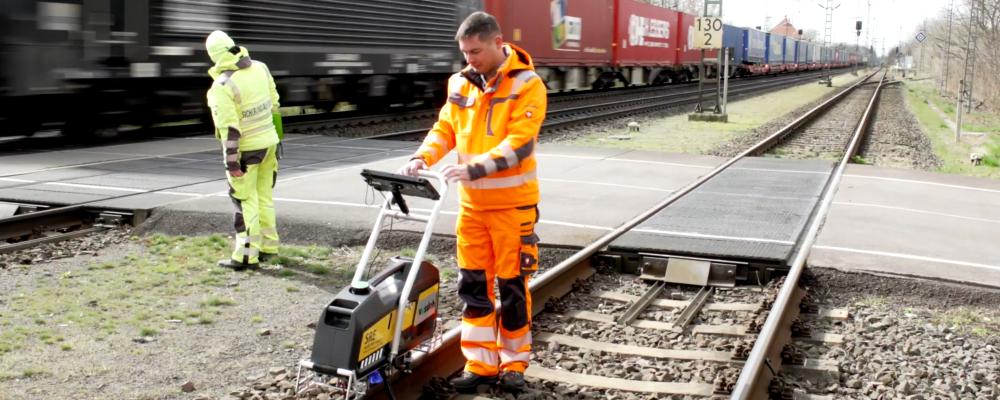 SoniQ Rail Explorer ute i spår. Foto: Vossloh