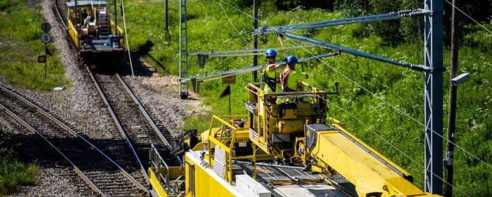 Syftet med spårarbetena är att förbättra kapacitet, punktlighet och trafiksäkerhet samt att förlänga livslängden på hårt belastade banavsnitt. Samtidigt innebär projekten betydande störningar, särskilt under vår, sommar och höst. Foto: VR Track