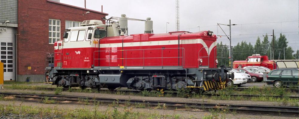 Begagnade godsvagnar och diesellok från VR har sålts till andra järnvägsföretag efter en uppmärksammad auktion. Tre diesellok av typen Dr16 och nio av typen Dv12 (Foto) bytte ägare. Totalt erbjöds 58 lok i auktionen, men endast en del av dem fick köpare. Foto: VR.