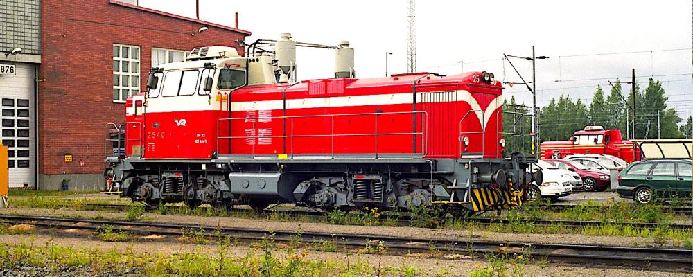 VR:s äldre utrustning: diesel-lok Dv12-serie nro 2540. Foto: Wikipedia Commons Lic. Kredit: Methem (Mikko J. Putkonen)