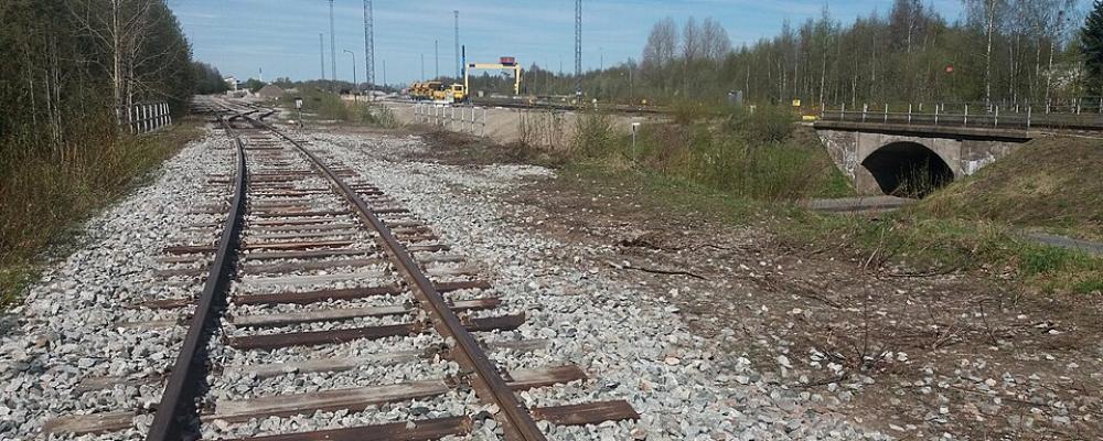 Vy från den södra änden av järnvägens godsbangård i Torneå i Finland. Foto: Mikko J. Putkonen (Methem)/Wikimedia Commons/https://commons.wikimedia.org/wiki/File:Tornio_railway_freight_yard_20240526_001.jpg